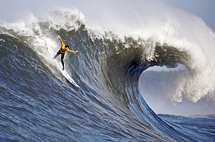 Surf sur grosses vagues lors de l'édition 2010 de la Compétition de surf de Mavericks, en Californie. (définition réelle 3 600 × 2 380)