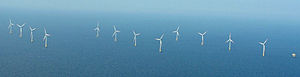 Der Offshore-Windpark alpha ventus von Süden gesehen, rechts die Umspannstation (Luftbild im Mai 2012)