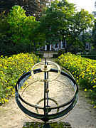 Zonnewijzer in de tuin van De Horte