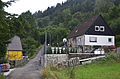 Ehemaliger „Schöllenbacher Hammer“, Untere Siegfriedstraße 18a (links) und 18 (rechts), in Schöllenbach, Gemeinde Hesseneck; Blick talabwärts