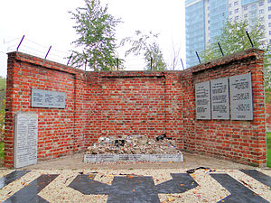 Monument als nens de l'holocaust, al cementiri jueu de Varsòvia 52° 14′ 42.91″ N, 20° 58′ 35.49″ E﻿ / ﻿52.2452528°N,20.9765250°E﻿ / 52.2452528; 20.9765250
