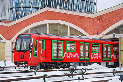 «Вязаный» новогодний поезд в 2024 году в красном оформлении на выезде из депо