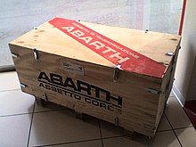 La caratteristica e rievocativa cassetta di trasformazione Abarth, fornita in alcuni dei kit proposti e contenente i pezzi da assemblare sul veicolo.