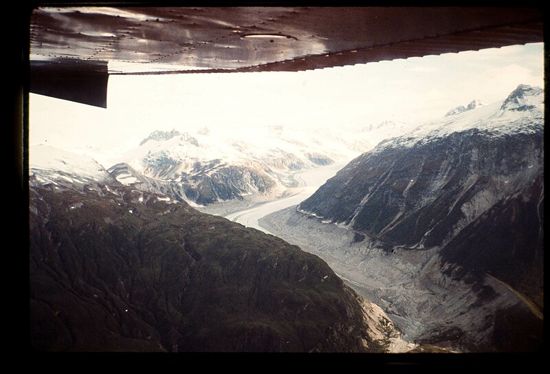 File:Aerial photograph of unidentified snow capped mountainous location taken on 22 May 2012 (9) (7332349584).jpg