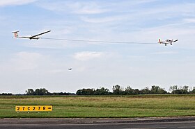 Abschleppen eines Grob G103 Twin Astir II-Segelflugzeugs durch ein Robin DR-400-Flugzeug für einen Flug vom Flugplatz Coulommiers - Voisins.