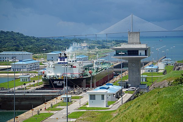 Neopanamax ship passing through the Agua Clara locks.