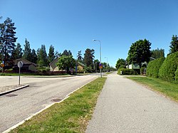 Ahdenkallionkatu kulkee Ahdenkallion halki.