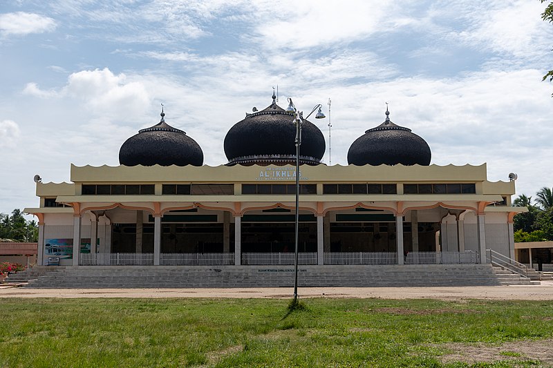 File:Al-Ikhlas Grand Mosque, Kuta Blang; July 2020 (01).jpg