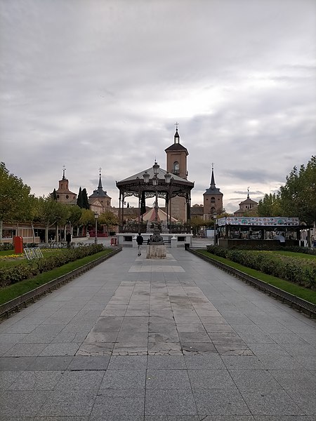 File:Alcalá de Henares en diciembre de 2022 08.jpg