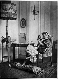 La comédienne en 1915, chez la maison Henry, « À la pensée », au 5 rue du Faubourg-Saint-Honoré à Paris.