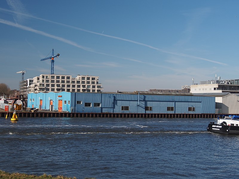 File:Amsterdam-Rijnkanaal met gebouwen aan de Cruquiusweg foto 2.jpg
