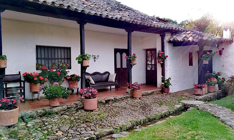 File:Antigua hacienda en Tibaná.jpg