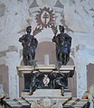 I Santi Faustino e Giovita e due angeli con le palme del martirio e la Santissima Croce, sculture in bronzo sulla sommità dell'arca