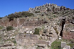 Pohjoisstoan itäpää, taustalla Assoksen akropolis.