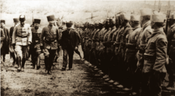 Atatürk askerî birlikleri denetlerken, İzmit, 18 Haziran 1922.png