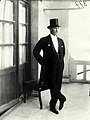 Mustafa Kemal Atatürk en habit de jour (gilet noir) et haut-de-forme.