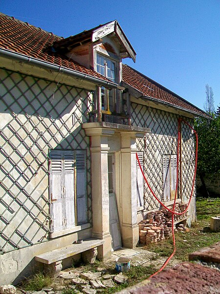 File:Aumont-en-Halatte (60), musée Henri-Barbusse - villa Sylvie, entrée, 4 chemin de la Gruerie.jpg