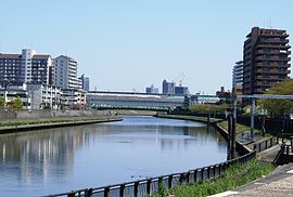 小豆沢公園河岸広場からの新河岸川と東北新幹線列車