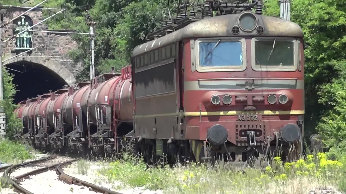 Поезд ст. БДЖ 109. БДЖ серия 42 Локомотив. БДЖ 75. Железнодорожная ст. Ингаир 1969г..