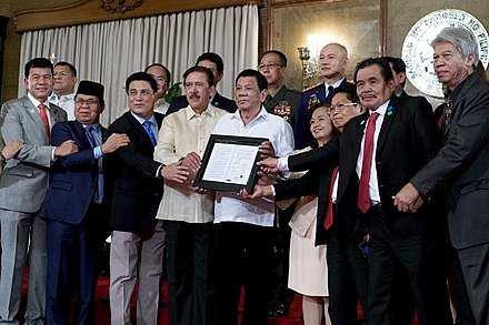 Duterte (center) with other officials during the presentation of the Bangsamoro Organic Law to the MILF at Malacañang Palace on August 6, 2018