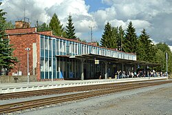 Koleje, nástupiště a nádražní budova ze 60. let
