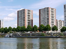 Photographie en couleurs de la Seine avec deux immeubles d'une trentaine d'étages sur ses berges.