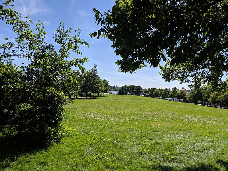 File:Barretto Point Park central lawn.jpg