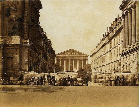 Barricade place de la Concorde, au fond : l'église de la Madeleine.