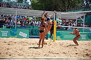 Deutsch: Beachvolleyball bei den Olympischen Jugendspielen 2018; Tag 8, 14. Oktober 2018; Mädchen, Achtelfinale – USA-Peru 2:0 (21–19/21–12) English: Beach volleyball at the 2018 Summer Youth Olympics at 14 October 2018 – Girls Round of 16 – USA-Peru 2:0 (21–19/21–12)