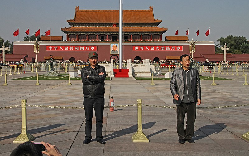 File:Beijing-Tiananmen-84-Fahne-gje.jpg