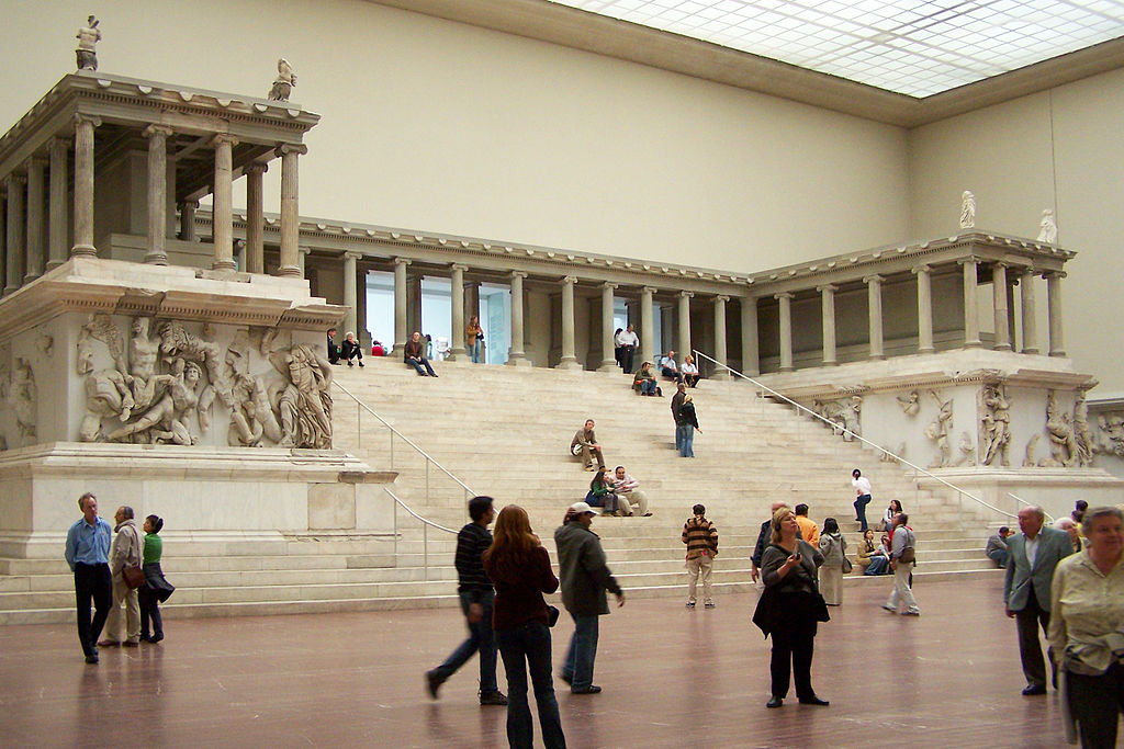 Autel à Zeus de Pergame dans le Pergamonmuseum de Berlin. Photo de Lestat.