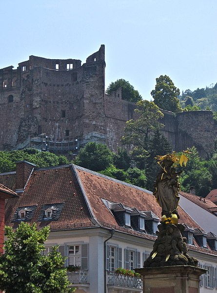 File:Blick Kornmarkt Heidelberger Schloss.jpg