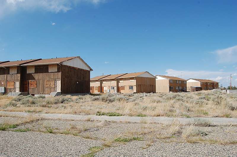 File:Boarded-up abandoned housing in Jeffrey City, Wyoming.jpg