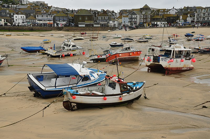 File:Boats in St Ives Harbour (6624).jpg