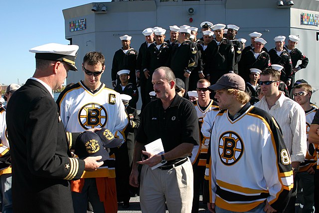 Chára (left), head coach Dave Lewis (center) and Phil Kessel (right) on Columbus Day with the crew of the USS Doyle, 2006.