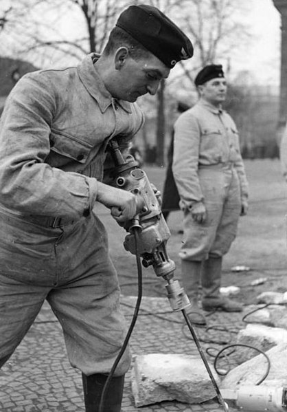 File:Bundesarchiv Bild 121-0233, Berlin, Tag der deutschen Polizei, Vorführungen.jpg