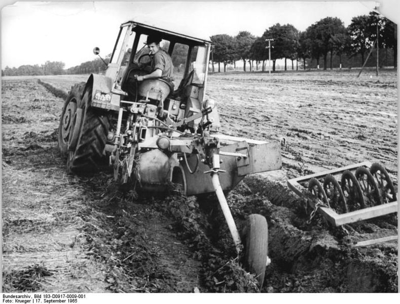 File:Bundesarchiv Bild 183-D0917-0009-001, LPG Zinndorf, Tiefpflügen.jpg