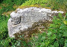 Angeblicher „Schamanenkopf“ vor dem „Schneidersloch“ auf der Burg Lichtenstein. Tatsächlich handelt es sich hier um einen Maskaron, der erst um 1850 aus der Fundamentbank des Palas herausgearbeitet wurde