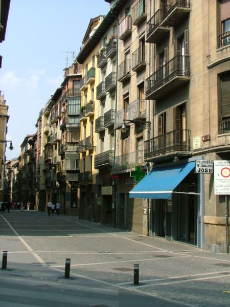 File:Calle Estafeta de Pamplona.JPG