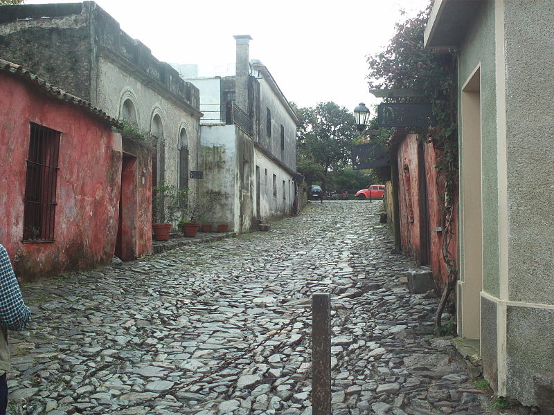 File:Calle de Los Suspiros towards Plaza Mayor.JPG