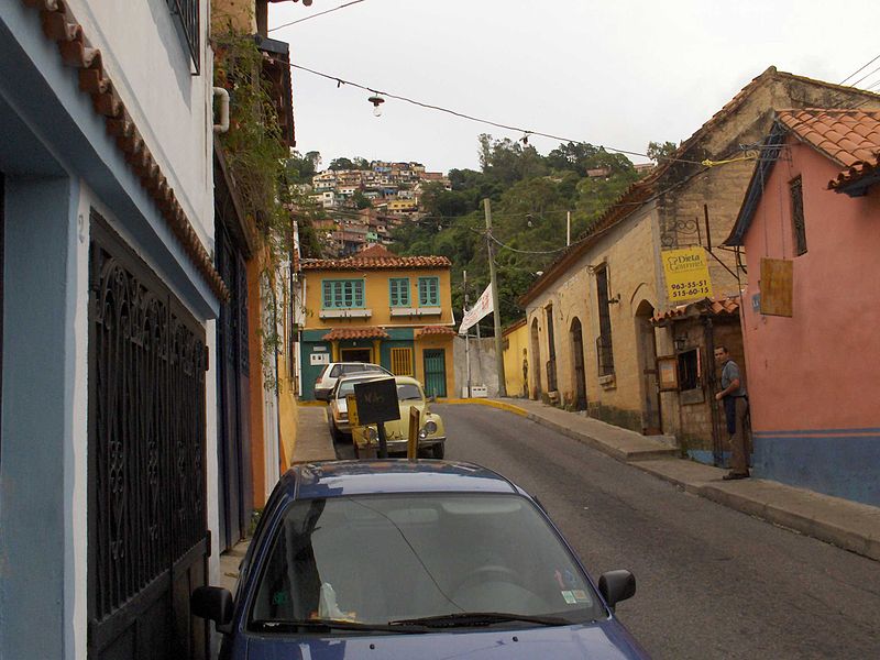 File:Calles en los cerros de Caracas.jpg