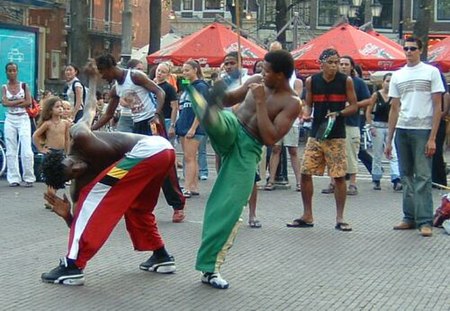 Tập_tin:Capoeira-in-the-street-2.jpg