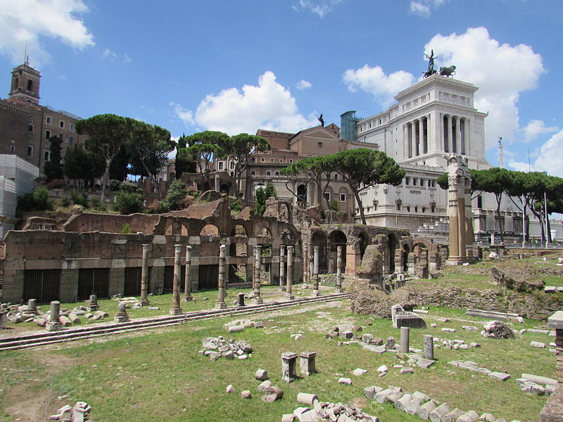 Vue sur les forums impérieux, un des monuments à visiter lors de votre visite de Rome - Photo de Cezar Suceveanu