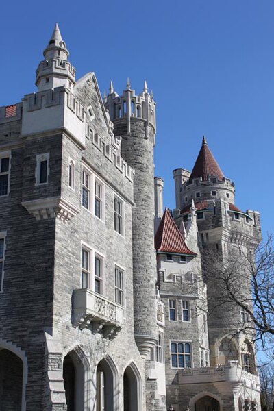 File:Casa Loma outside (13949946239).jpg