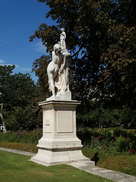 File:Cassandre se met sous la protection de Pallas, Jardin des Tuileries 16 August 2013.jpg