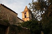 Vista del campanario de la iglesia de Sant Sadurní, adosada al castillo.