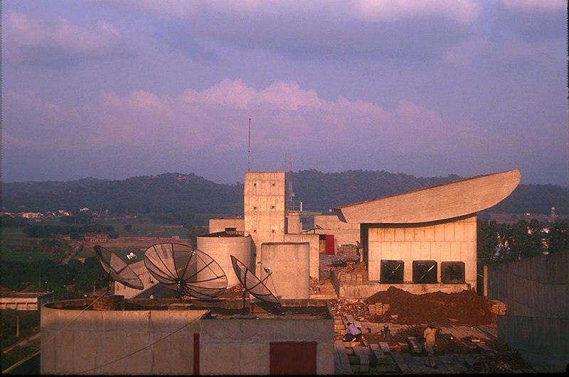 File:Chandigarh Capitol Complex - Le Corbusier - secretariat - roof terrace.jpg