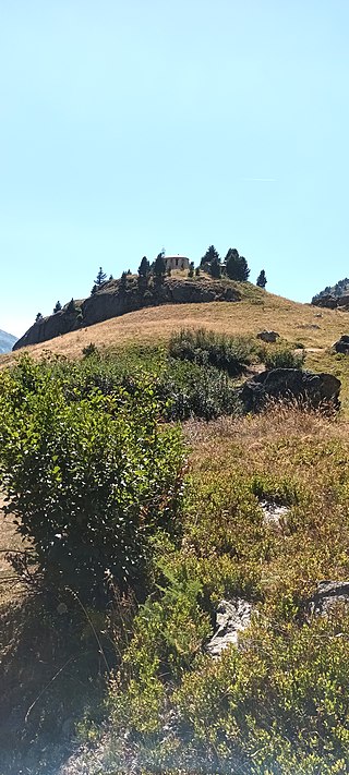 Chapelle Notre-Dame-des-Anges d'Orelle vue des alentours du parking de L'Arcellin (en été).