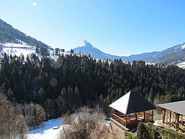 Blick auf Saint-Pierre-de-Chartreuse mit dem Berg Chamechaude im Hintergrund