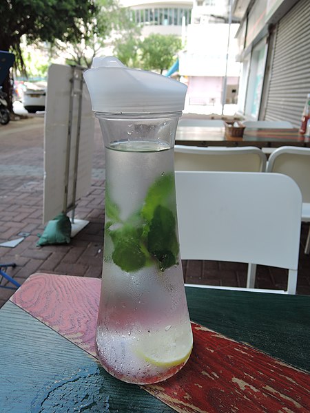 File:Cold water with lemon and mint.jpg